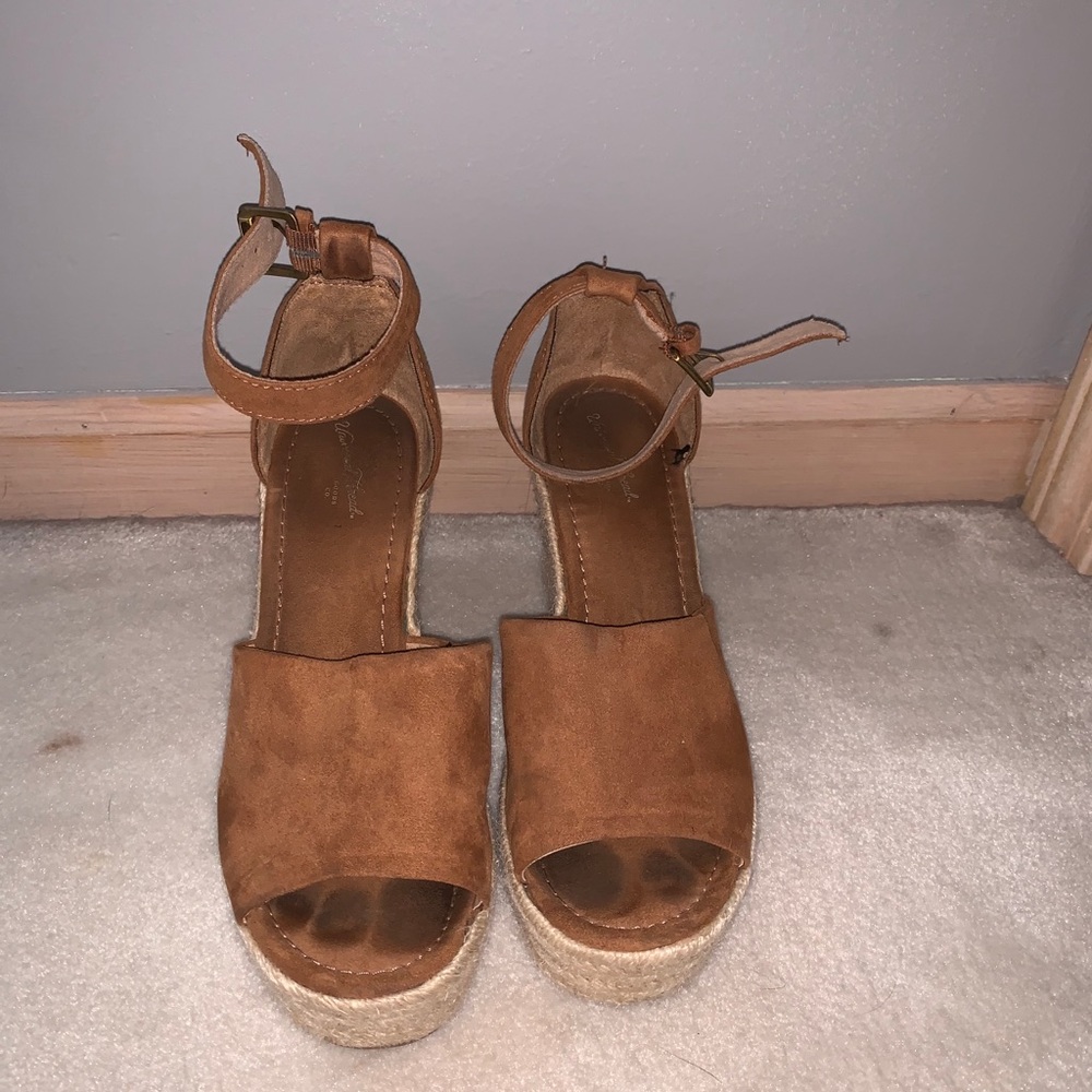 Cute wedges, in great condition.